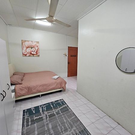 Ruhani Homestay 3 Kb - 4 Bedroom Fully Airconditioned With Wifi & Netflix Кота Бару Екстериор снимка