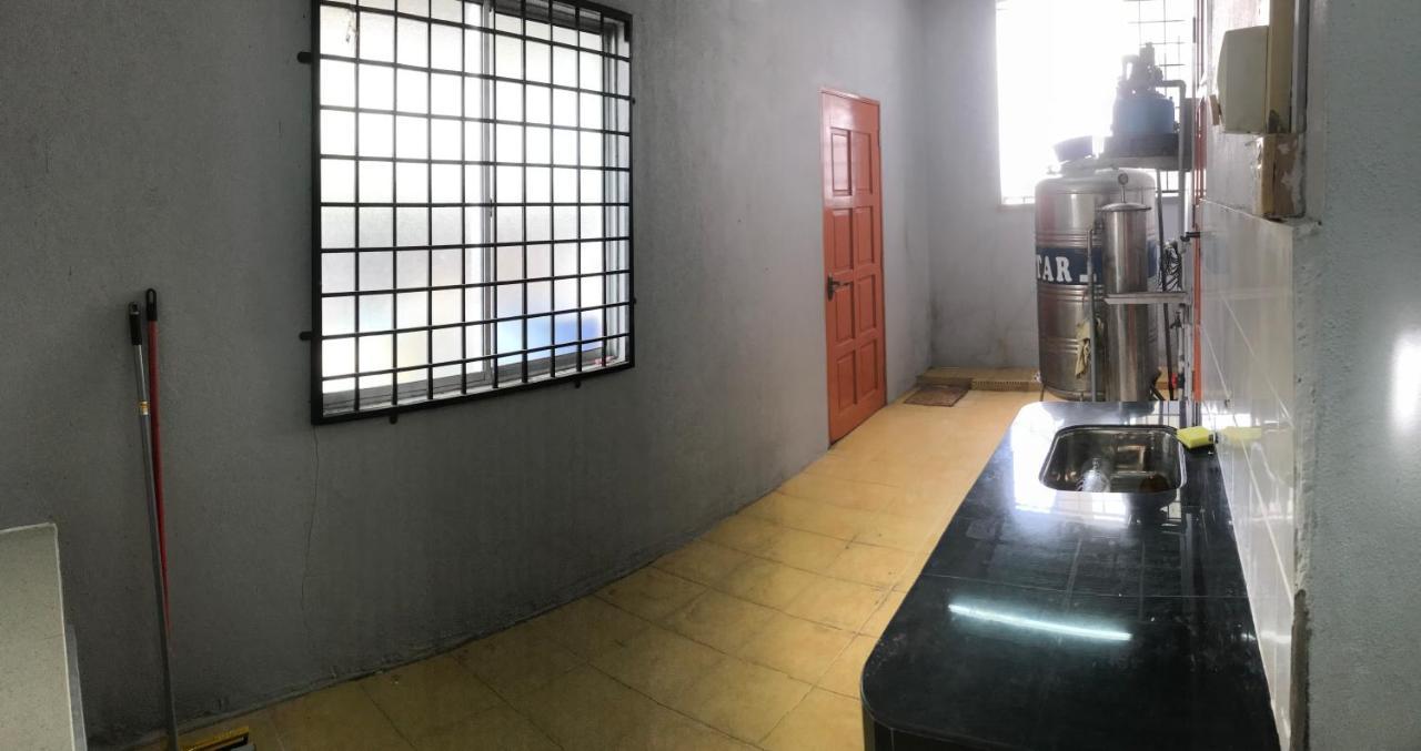 Ruhani Homestay 3 Kb - 4 Bedroom Fully Airconditioned With Wifi & Netflix Кота Бару Екстериор снимка