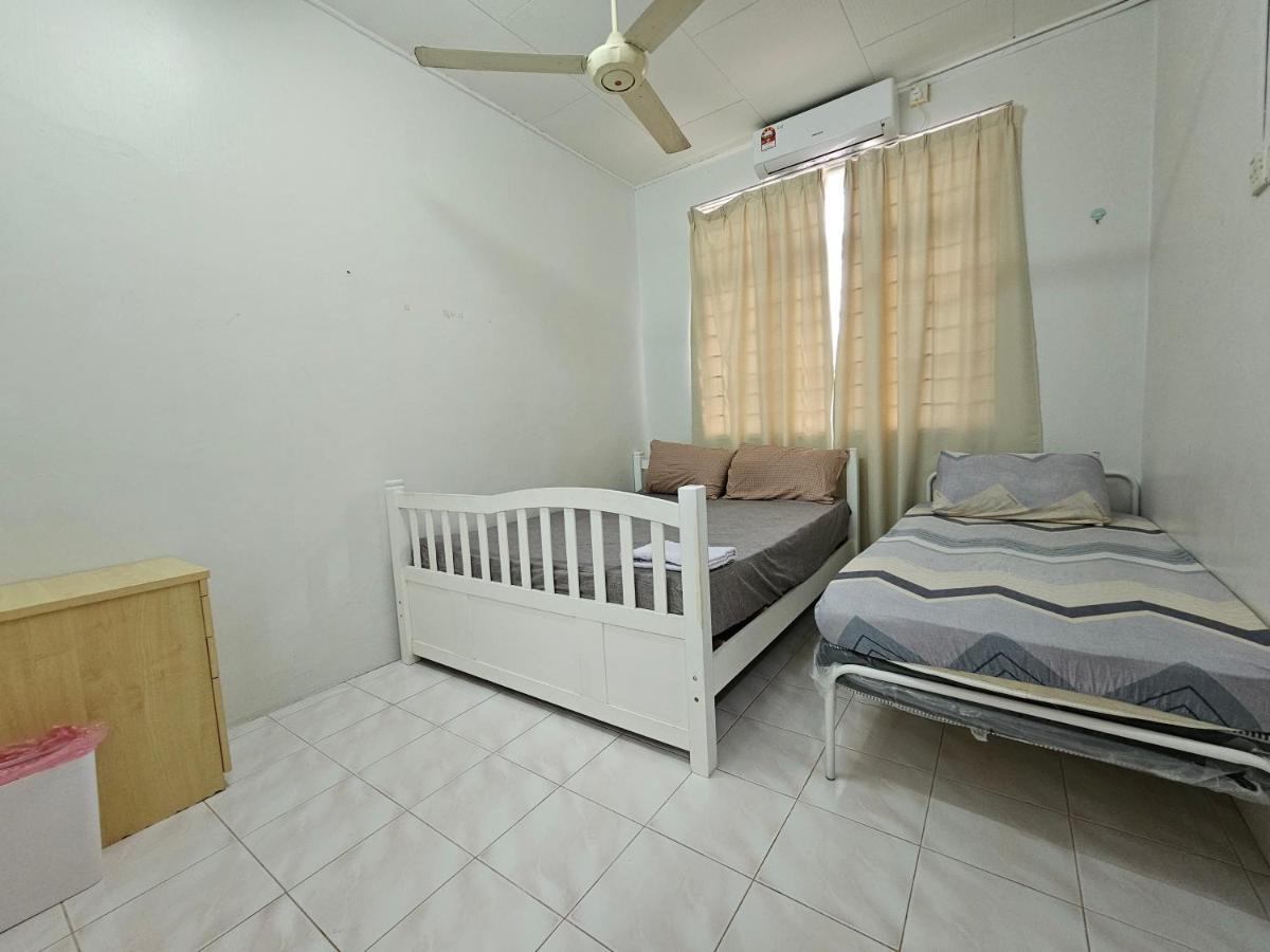 Ruhani Homestay 3 Kb - 4 Bedroom Fully Airconditioned With Wifi & Netflix Кота Бару Екстериор снимка