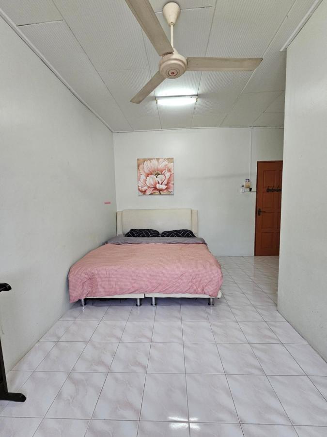 Ruhani Homestay 3 Kb - 4 Bedroom Fully Airconditioned With Wifi & Netflix Кота Бару Екстериор снимка