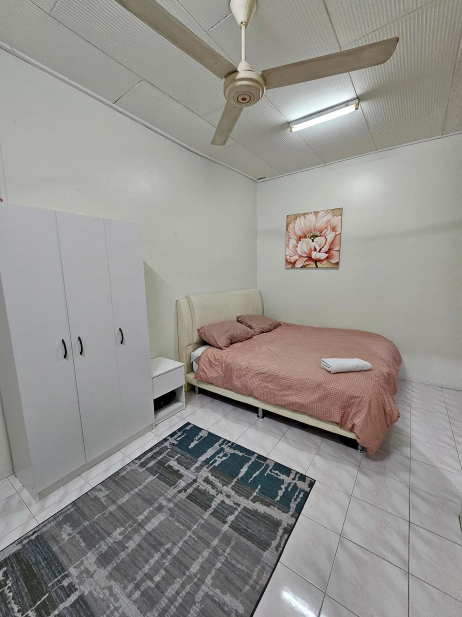Ruhani Homestay 3 Kb - 4 Bedroom Fully Airconditioned With Wifi & Netflix Кота Бару Екстериор снимка